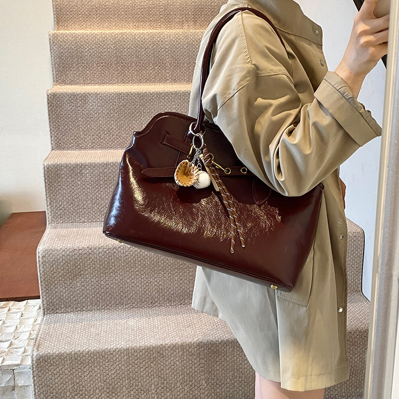 Designer women's new large capacity underarm handbag with niche design, fashionable and multifunctional women's shoulder bag