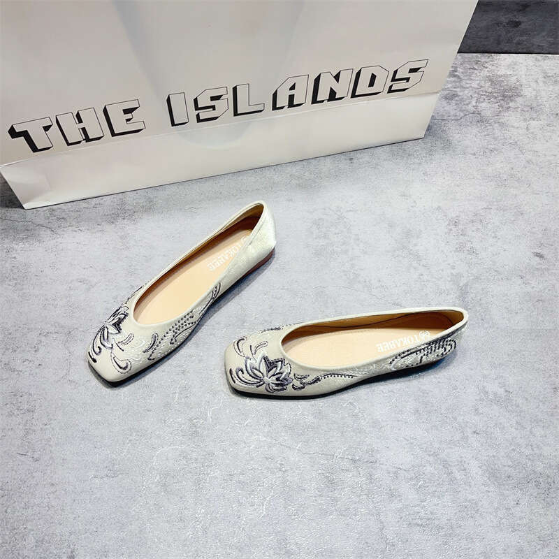 New Chinese Women's Korean Version Spring And Summer New Style Embroidered Single Shoe Shallow Mouth Square Soft Sole Flat Toe Grandma Shoes
