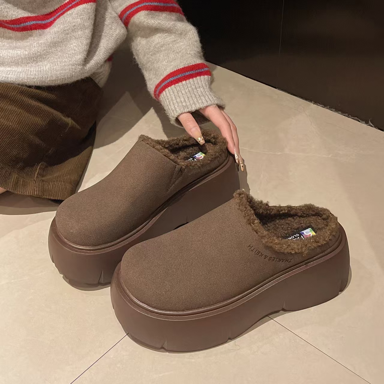 New Women's Pulsh Sanded Leather Veet Platform Women's Fury Winter Cotton Slides Warm Furniture Slippers Boots