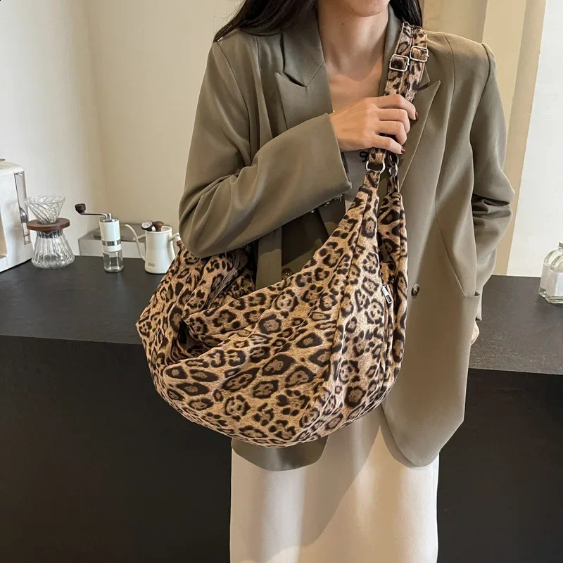 Daily Simple Lazy Style Retro Leopard Pattern Handbag Autumn/Winter Large Capacity Temperature Shoulder Bag 241105