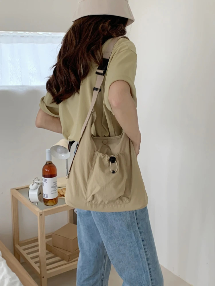 Summer Nylon Womens Bag with Ten Font Simple Lightweight and Casual Drawback Bag Prefabricated Womens Shoulder Bag 241105