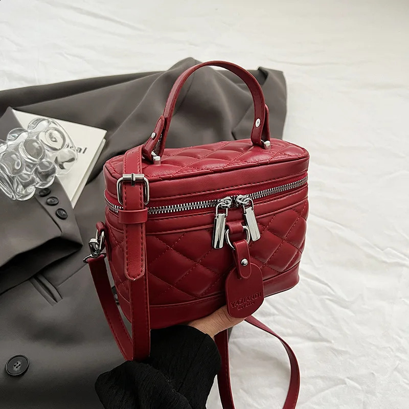 Red Handbag Womens Spring/Summer Fashion Texture Versatile Crossbody Bags Temperment Commute Chains Shoulder Bag 241105