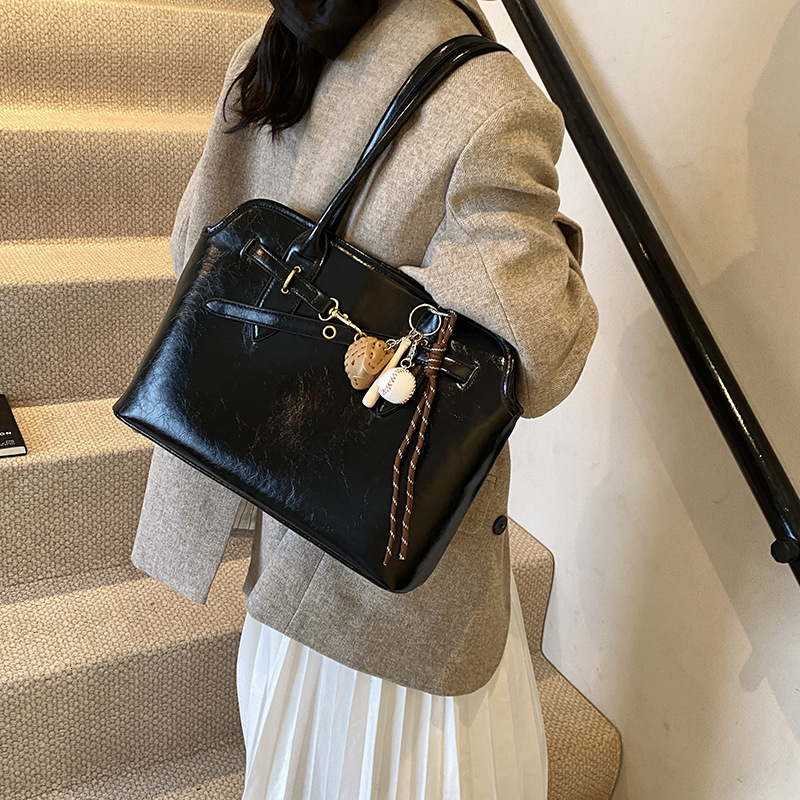 Designer women's new large capacity underarm handbag with niche design, fashionable and multifunctional women's shoulder bag