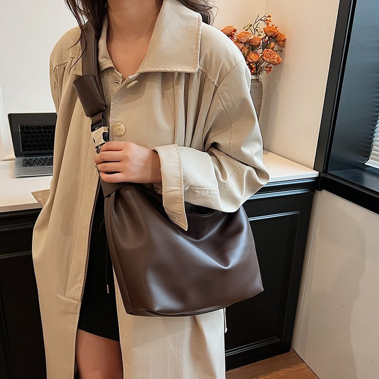 New designer autumn and winter women's large capacity fashionable single shoulder multifunctional casual handbag fashion bag