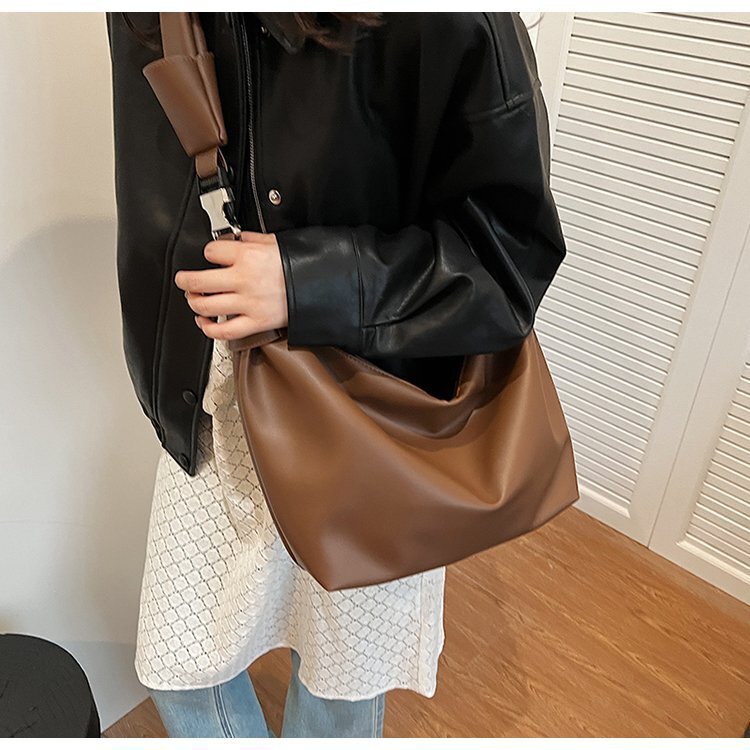 New Designer Travel Master Autumn/Winter Women's Large Capacity Fashion Single Shoulder Multi functional Leisure Handbag Fashion Bag