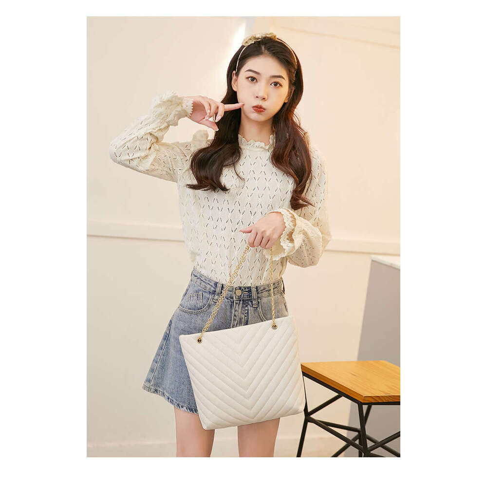Designer Bag Women's Bag New Fashion Casual Embroidery Chain Shoulder Bag V-Pattern Lingge Handheld Shopping Bag Tote Bag