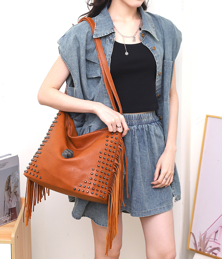 trend 2025NEW New designer casual soft leather rivet tassel large capacity skull fashion head single shoulder diagonal big bag women s fashion bag tre