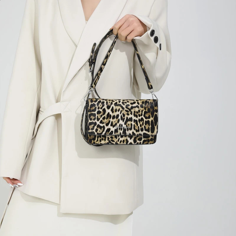 Womens Bag Fashionable and Sexy Ten Font Bag Panther Pattern Light Shoulder Bag Four Seasons 241105