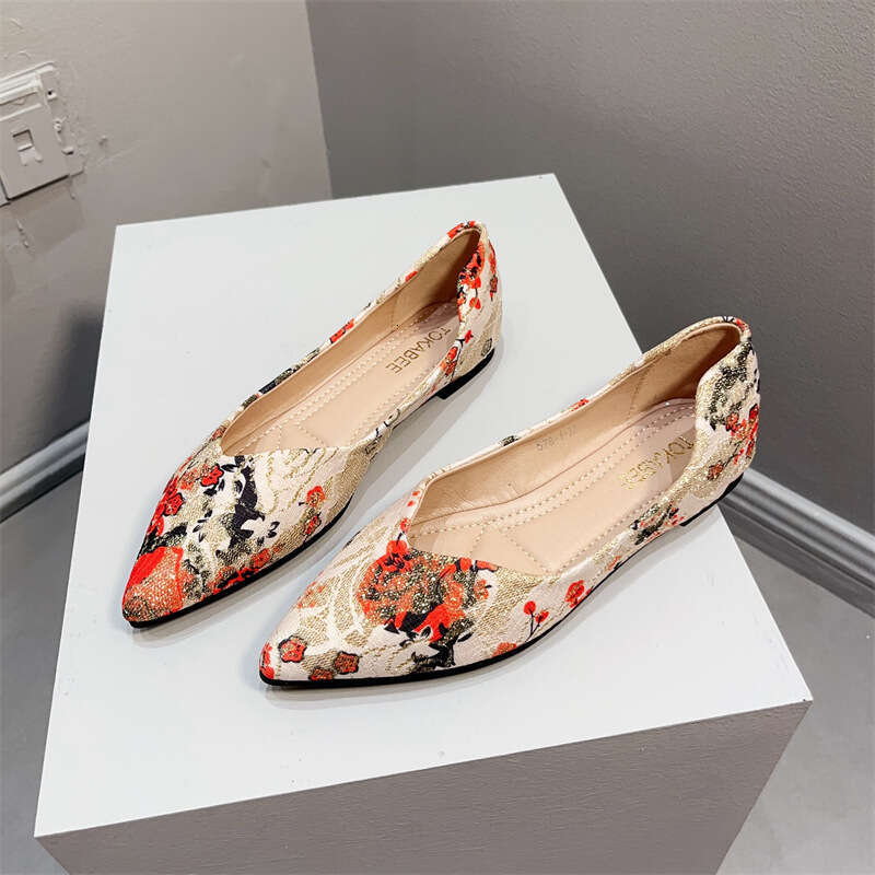 Korean Version Of New Pointed Women's Chinese Camellia Flat Bottomed Boat Shoes, Comfortable Soft Sole, Seasonal Ethnic Style, Fashionable Single