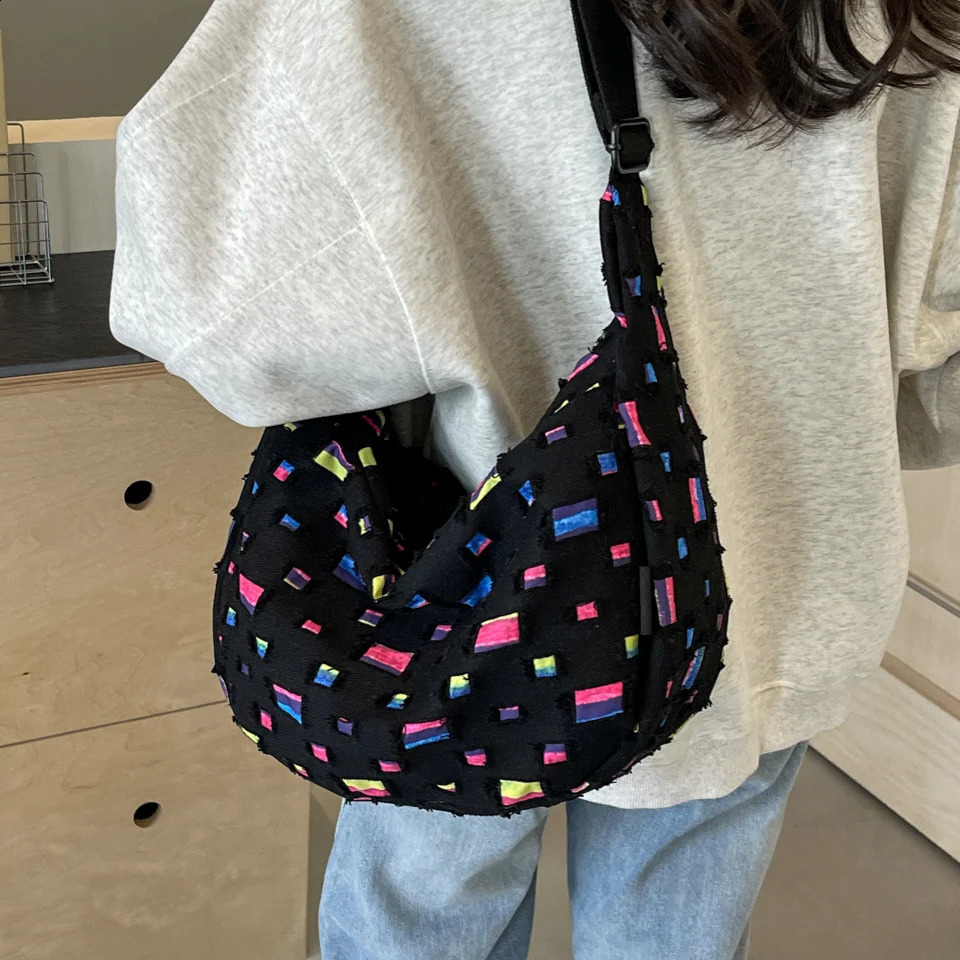 Wear resistant perforated canvas shoulder bag for women plain weave cloth bag large capacity denim cross body casual bag cute for women 241105