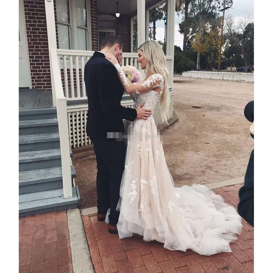 Long Sleeves Champagne A E Dresses Tiered Skirt Tulle Lace Applique Country Garden Sexy V Neck Wedding Bridal Gowns Pplique