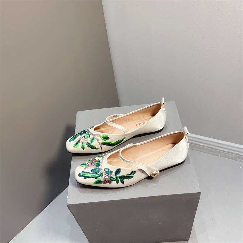 National Style Chinese Square Toe Temperament Single Shoe Women's Soft Sole Silk 2024 Spring And Autumn New Embroidered Cheongsam Scoop Shoes