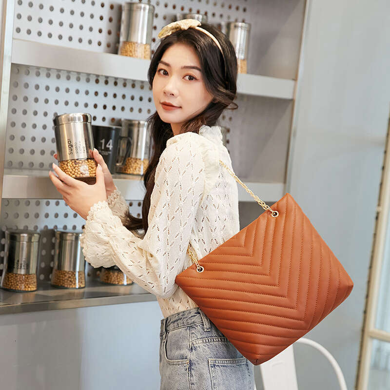 Designer Bag Women's Bag New Fashion Casual Embroidery Chain Shoulder Bag V-Pattern Lingge Handheld Shopping Bag Tote Bag