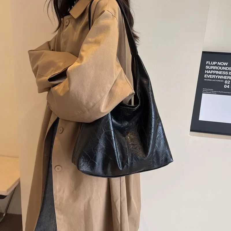 MBTI Fashion Red Womens Shoulder Bag Vintage Designer Large Capacity Casual Tote Bag Autumn and Winter Korean Fashion HandbagC250311