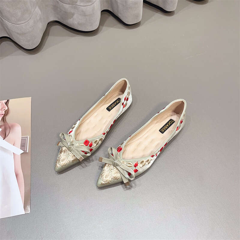 New Chinese Style Flat Bottomed Shallow Mouth Women's Korean Version New Fabric Single Shoe Soft Sole With Qipao Embroidered Pointed Shoes