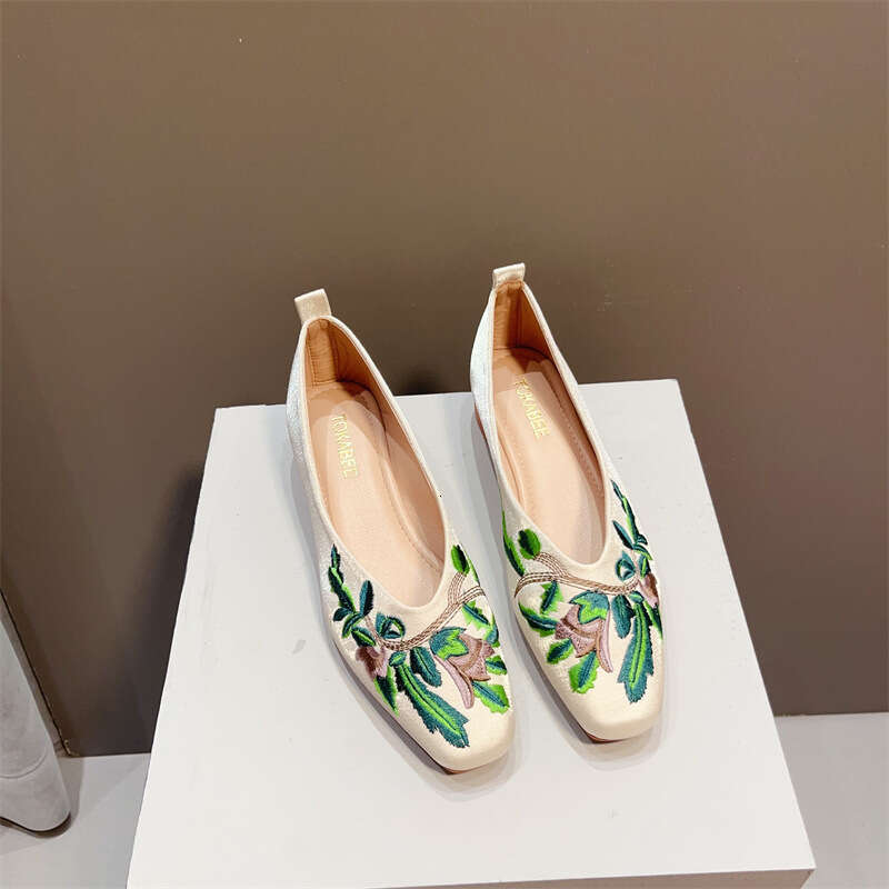 Spring And Autumn Style Coarse Heel For Women, Korean Edition, New Chinese Style, Silk Embroidery, Women's Low Order Shoes