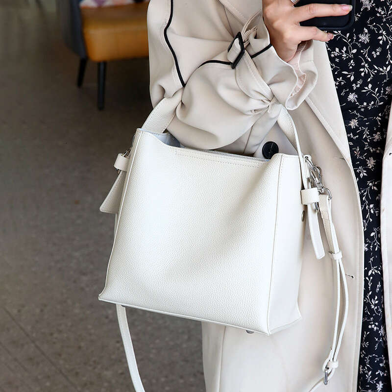 2025 New Women's High Quality Shoulder Handbag Real Cow Leather, Versatile Simple and Fashionable Crossbody Bucket Bag for Girls