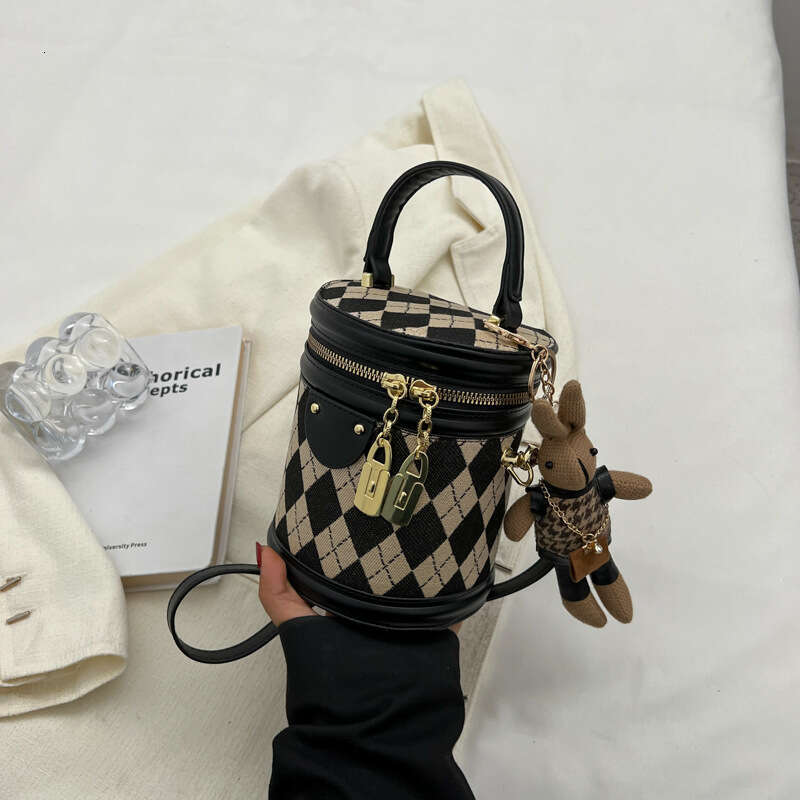 2024 New and Versatile for Women's Fashionable Small Crowd Crossbody with Texture Diamond Grid Handheld Bucket Bag