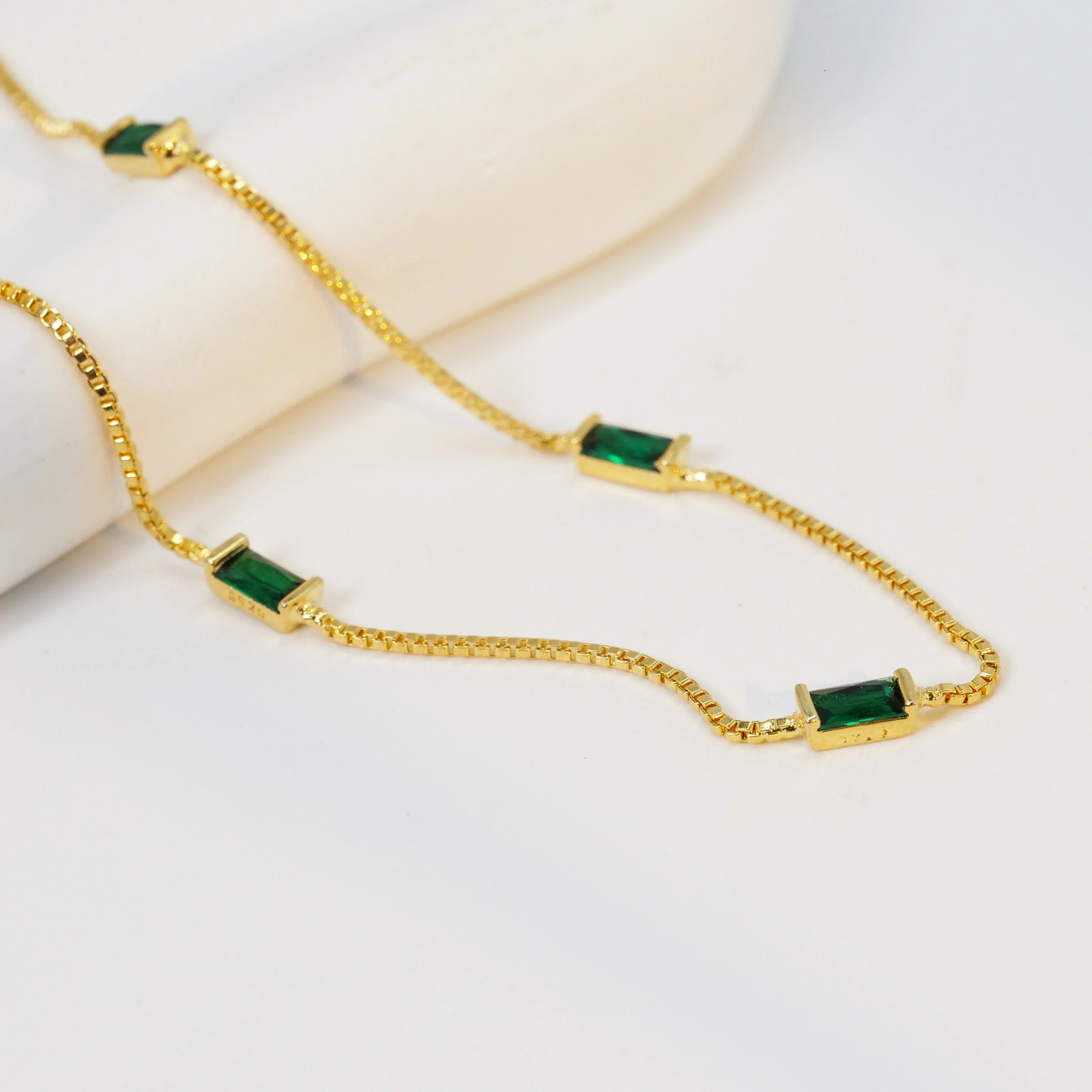 Exquisite copper plated 18K gold lightweight necklace and green zircon gemstone Korean vintage lightweight sedan and wi241105