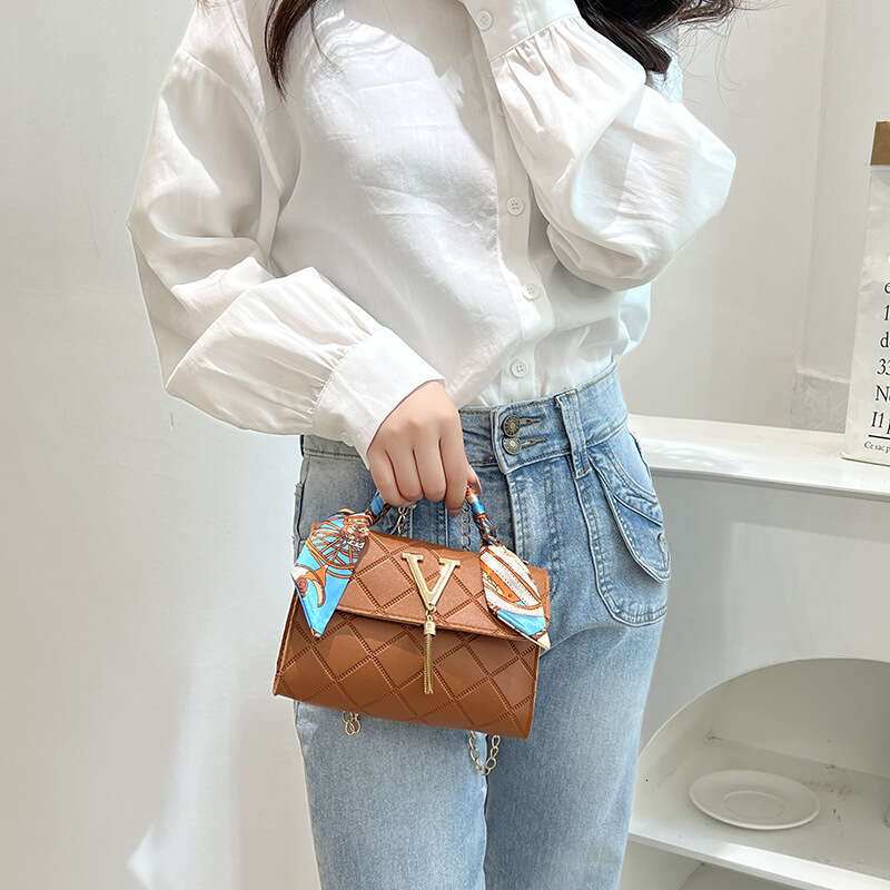 Designer Bag New Fashion Niche Square Patterned Embossed Silk Scarf Decoration V-Pattern Tassel Lock Chain Single Shoulder Small Square Bag