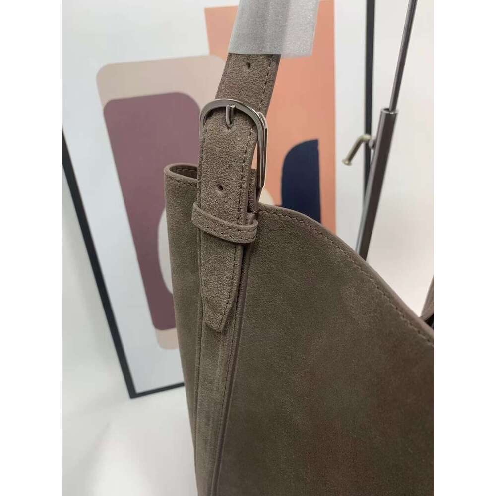 2024 new ladies genuine leather frosted handbag fashionable large capacity shoulder classic and simple bucket bag