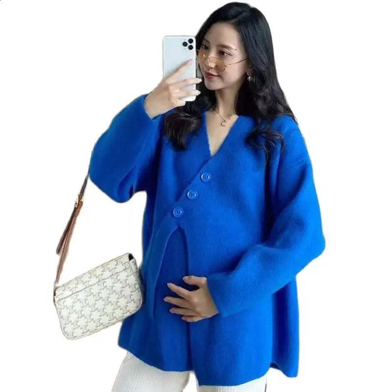 Plus size winter pregnant sweater solid color long sleeved V-neck pregnant knitted fleece fashionable pregnant jacket 241105