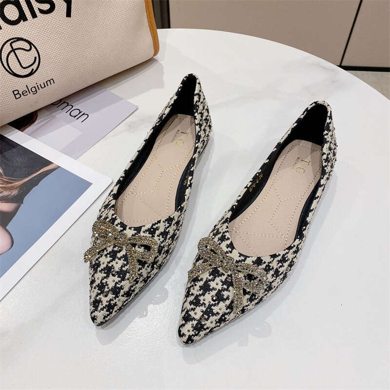 Single Shoe Spring/Summer 2023 New Flat Bottomed Pointed Shallow Mouth Checkered Korean Version Plus Size Women's Temperament Scoop Shoes