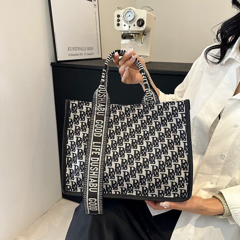 Designer's new Korean fashion letter lunch box commuting document handbag fashion bag