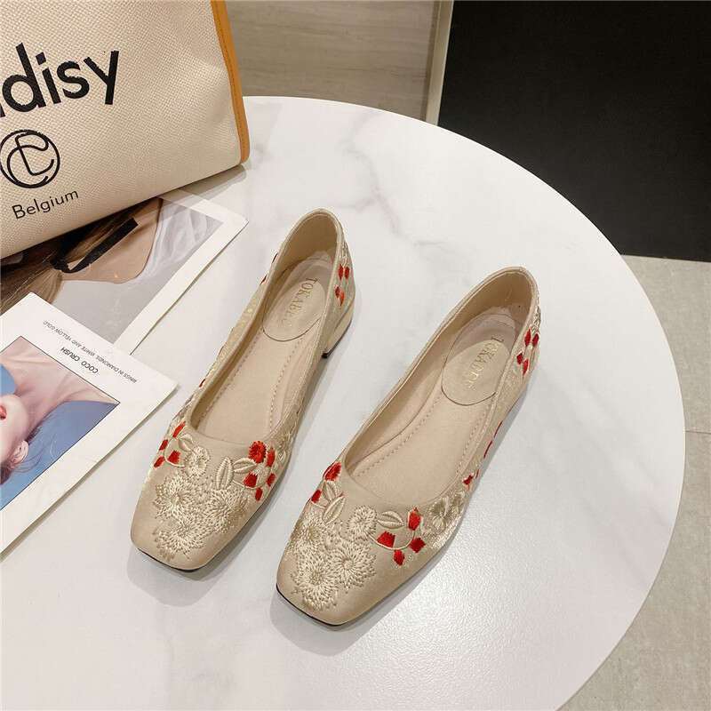 Square Head Shallow Mouth Low Heel Ladies 2023 New Korean Style Embroidered Flower Versatile Soft Sole Single Shoes