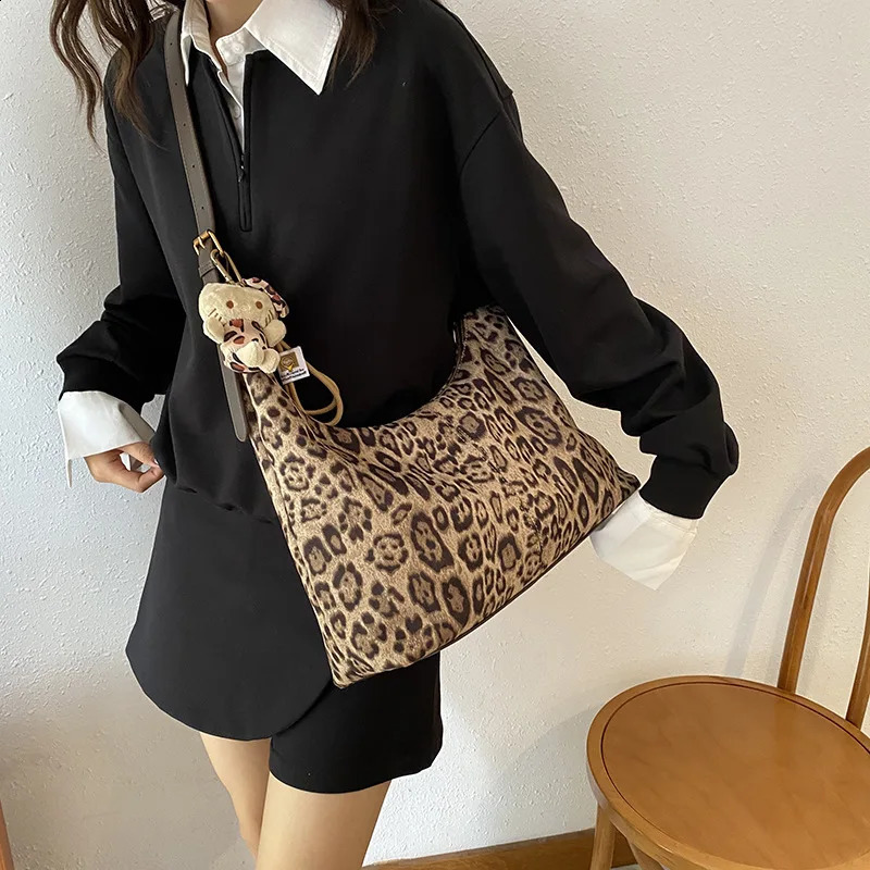 Trendy Large Leopard Hobos Shooter Crossbody Bags for Women Handbag Wallet Retro Womens Messenger Bag 241105