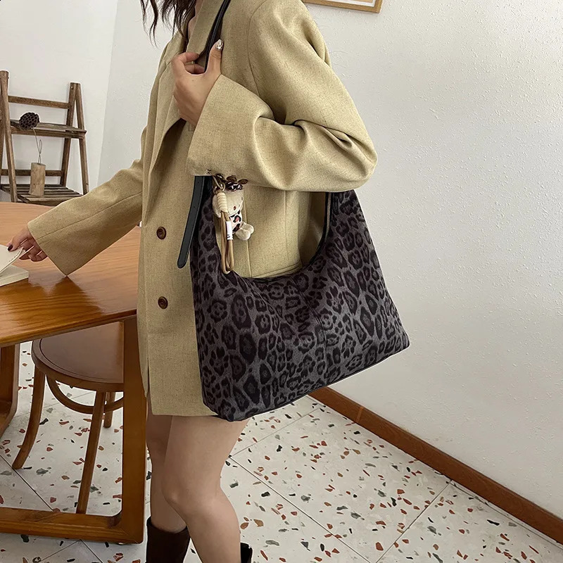 Trendy Large Leopard Hobos Shooter Crossbody Bags for Women Handbag Wallet Retro Womens Messenger Bag 241105