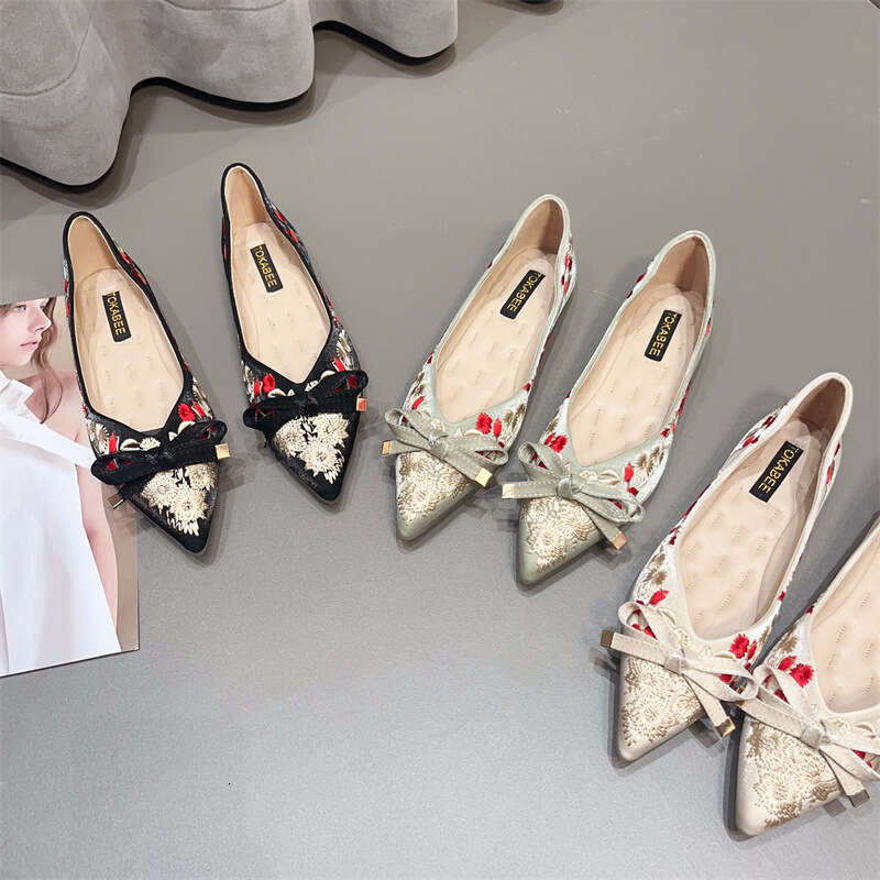 New Chinese Style Flat Bottomed Shallow Mouth Women's Korean Version New Fabric Single Shoe Soft Sole With Qipao Embroidered Pointed Shoes