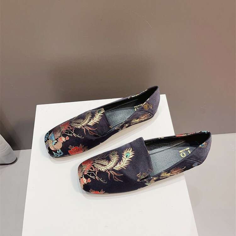 New Korean Style Embroidered Flat Sole Single For Women In Spring And Autumn, Square Toe, Shallow Mouth, Versatile Soft Soled Bean Shoes