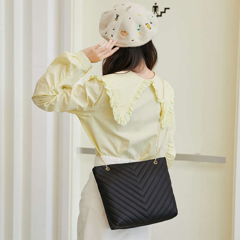 Designer Bag Women's Bag New Fashion Casual Embroidery Chain Shoulder Bag V-Pattern Lingge Handheld Shopping Bag Tote Bag