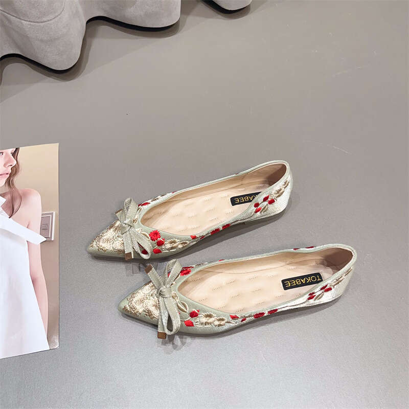 New Chinese Style Flat Bottomed Shallow Mouth Women's Korean Version New Fabric Single Shoe Soft Sole With Qipao Embroidered Pointed Shoes
