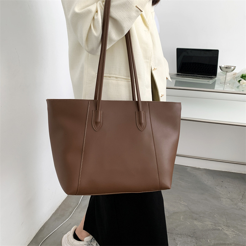 New designer large capacity commuting handbag, high-end fashion multifunctional women's shoulder bag, fashionable bag