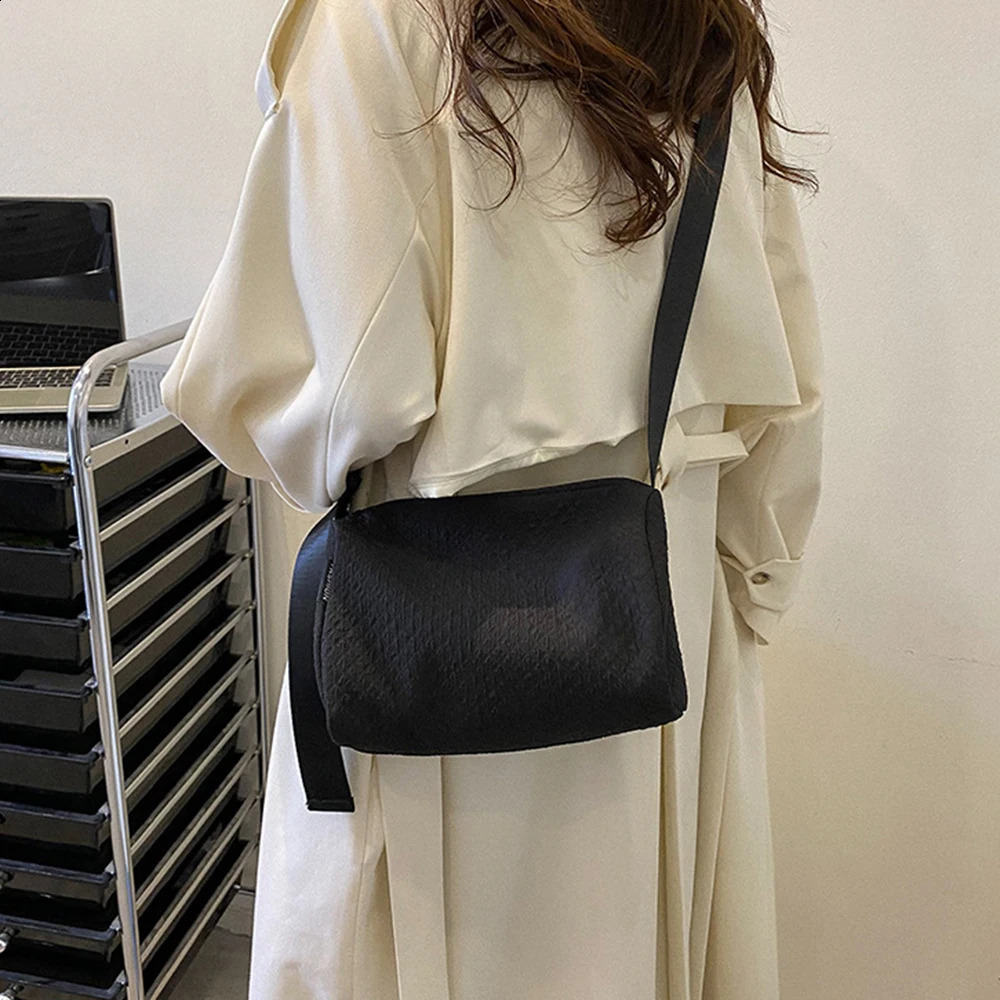 ISKYBOB womens pillow shaped shoulder bag large capacity soft cloth bag handbag winter autumn cross bag 241105