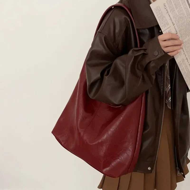 MBTI Fashion Red Womens Shoulder Bag Vintage Designer Large Capacity Casual Tote Bag Autumn and Winter Korean Fashion HandbagC250311
