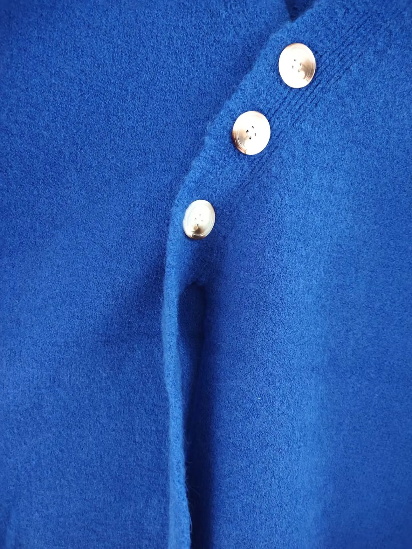 Plus size winter pregnant sweater solid color long sleeved V-neck pregnant knitted fleece fashionable pregnant jacket 241105