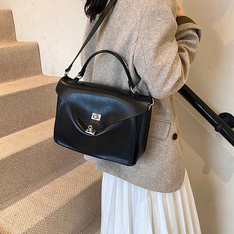Vintage womens bag with large capacity autumn cross body bag womens shoulder commuting handbag laminated leather handbag 241105