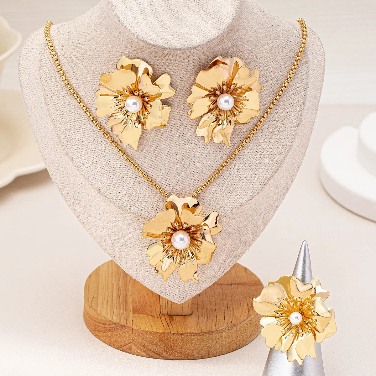 European and American Fashion faux Pearl Necklace Fashion Versatile Accessories Flower Ring Earrings Womens Jewelry Set 241105