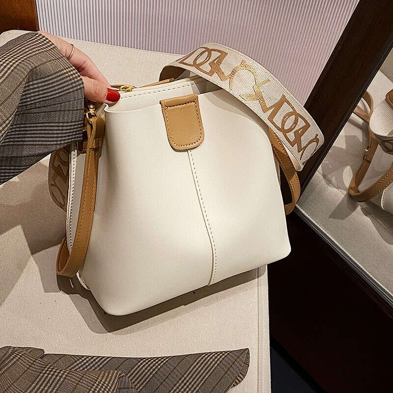 Women's 2024 New Autumn/Winter Style Fashionable Simple Large Capacity Strap Single Shoulder Crossbody Bucket Bag