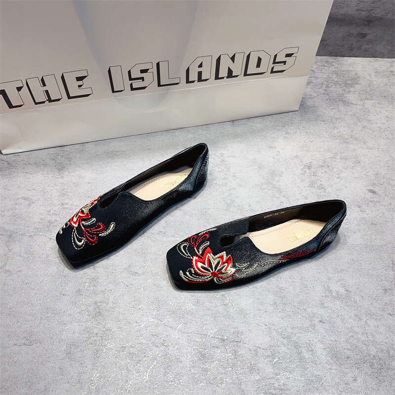 New Chinese Flat Sole Single Women, Korean Version For Spring And Summer, New Style Soft Soled Hanfu Embroidered Bean Shoes