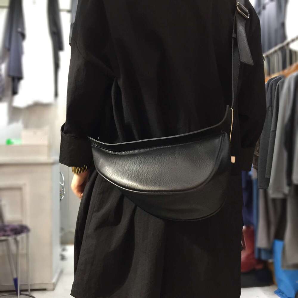 Designer Bag Retro First Layer Cowhide Banana Bag Large Capacity Minimalist Style Chest Bag For Men/Women 24 Genuine Leather Crossbody Bag Saddle bag