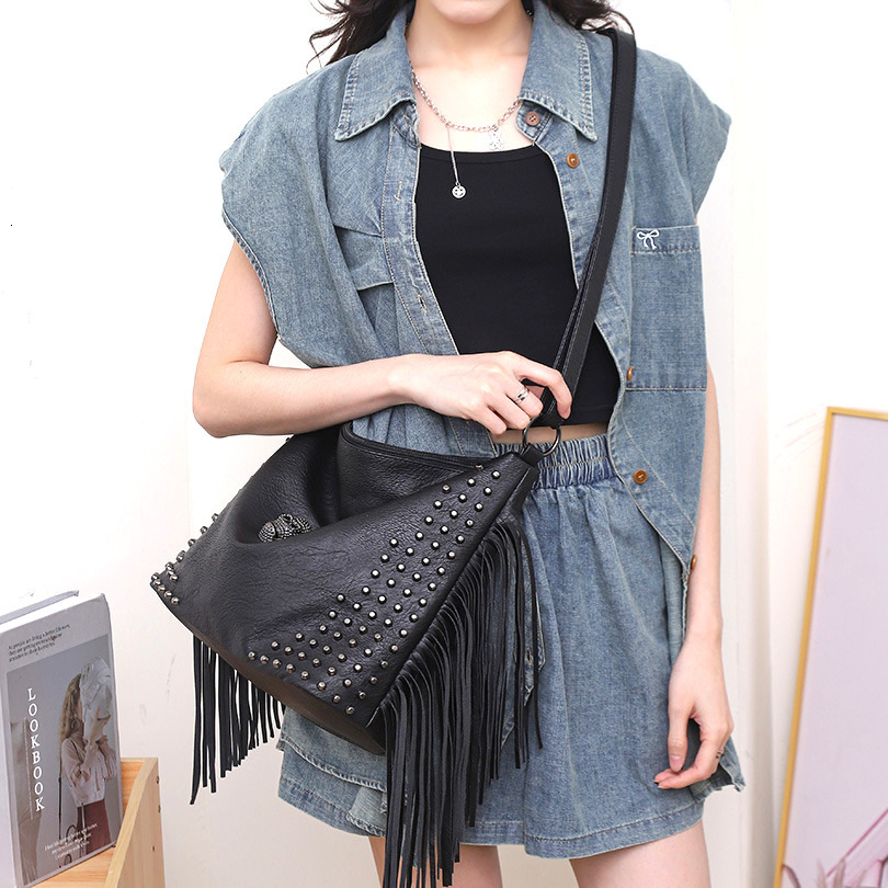trend 2025NEW New designer casual soft leather rivet tassel large capacity skull fashion head single shoulder diagonal big bag women s fashion bag tre