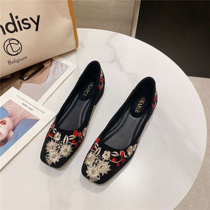 Square Head Shallow Mouth Low Heel Ladies 2023 New Korean Style Embroidered Flower Versatile Soft Sole Single Shoes