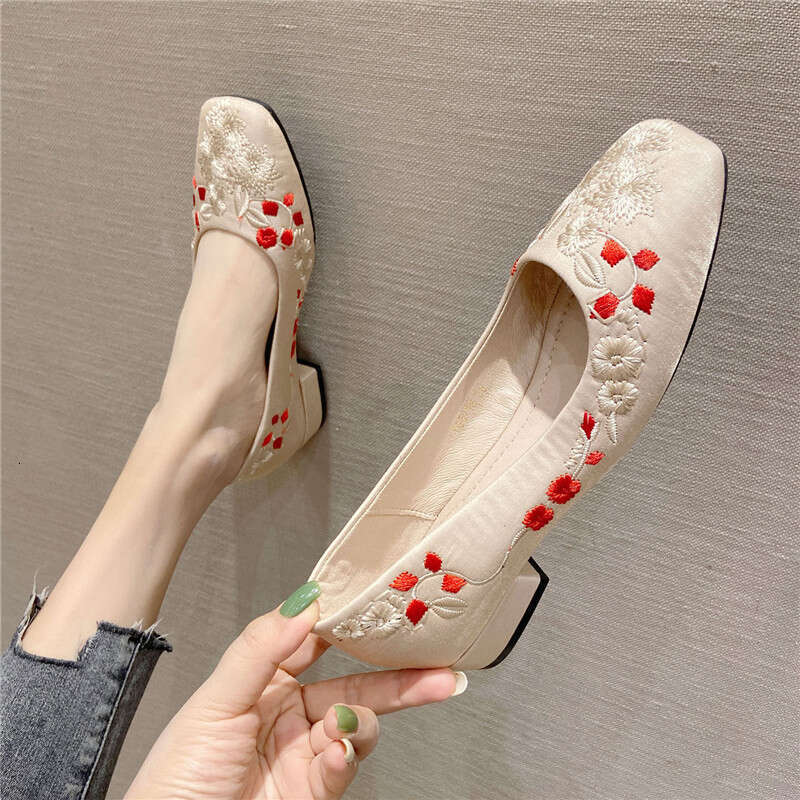 Square Head Shallow Mouth Low Heel Ladies 2023 New Korean Style Embroidered Flower Versatile Soft Sole Single Shoes