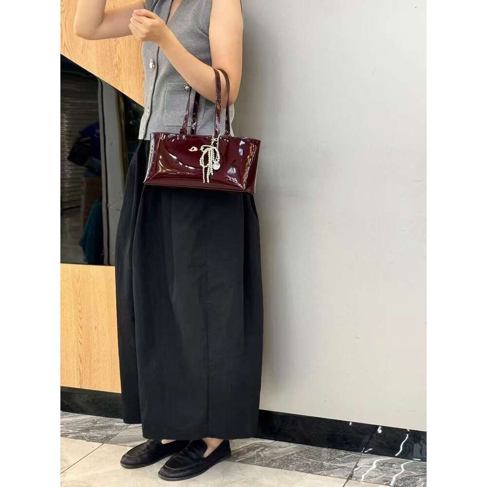 2024 Korean Retro Patent Leather Wine Red Armpit Minimalist Design Handbag Large Capacity Commuting Casual Versatile Bag