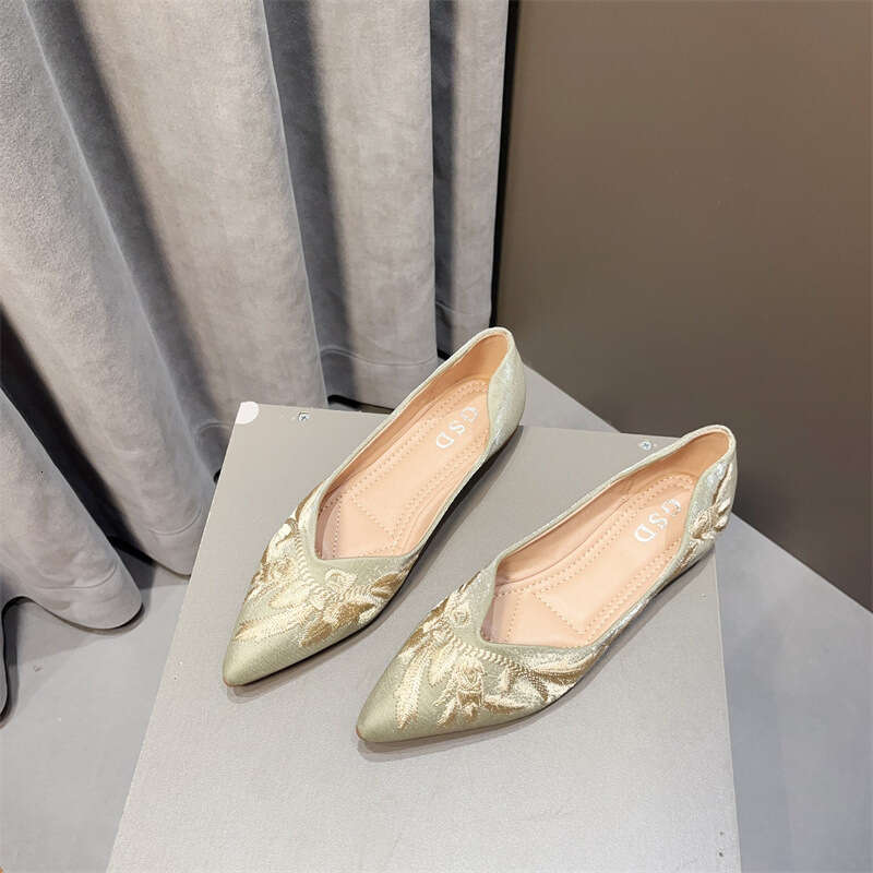 Antique Style Chinese Embroidery Single Women's Bean Korean Version New Elegant Temperament Silk Fairy Evening Embroidered Shoes