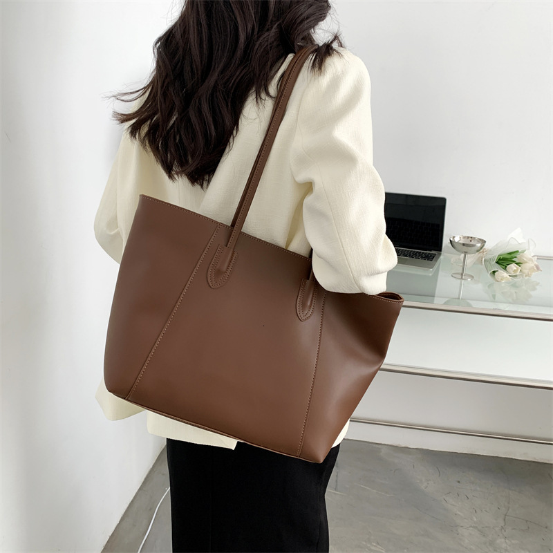 New designer large capacity commuting handbag, high-end fashion multifunctional women's shoulder bag, fashionable bag